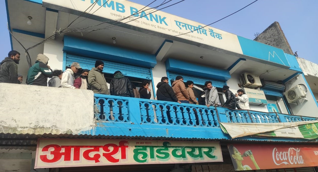 एनएमबी बैँक कञ्चनपुरको झलारी शाखामा तालाबन्दी