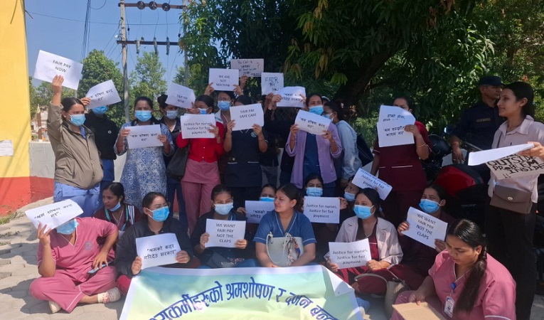 धनगढीका निजी अस्पतालहरूले 'श्रम शोषण' गरेको भन्दै स्वास्थ्यकर्मी आन्दोलित