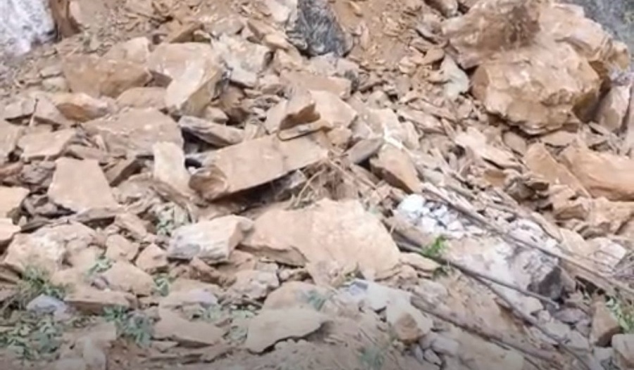 पहिरोका कारण अछामको रामारोशन जाने सडक अबरुद्ध