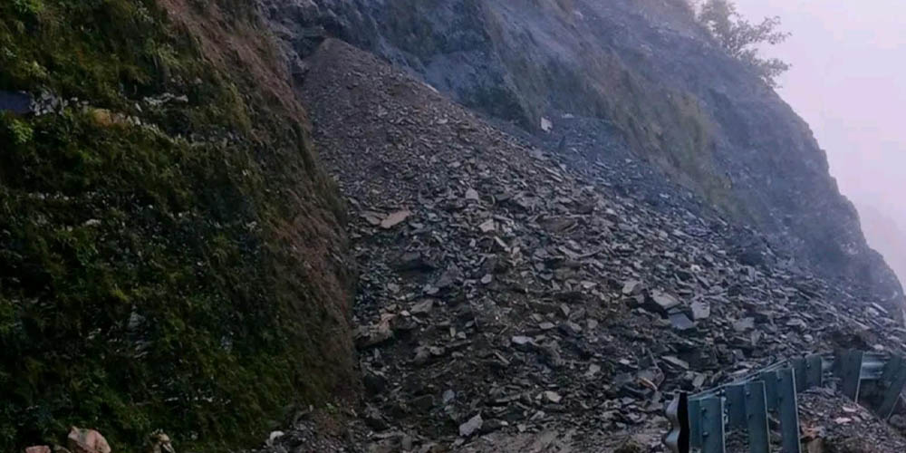 पहिराले बैतडी–बझाङ जोड्ने जयपृथ्वी राजमार्ग अवरुद्ध