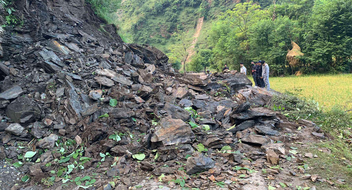 सुक्खा पहिरोका कारण बझाङको जयपृथ्वी राजमार्ग अवरुद्ध