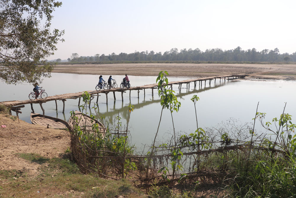 कञ्चनपुरको दोदा नदी तर्न स्थानीयलाई शुल्क तिर्नुपर्ने बाध्यता