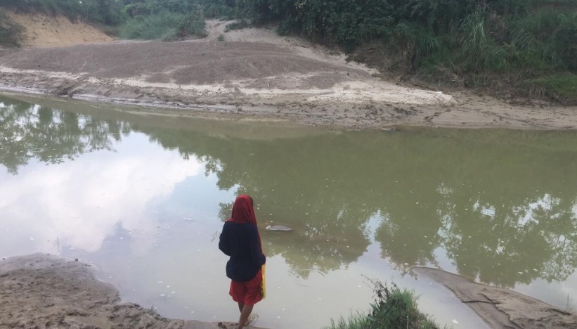 कृष्णपुरको दोमिल्ला खोलामा पुल नहुँदा स्थानीय सास्ती खेप्दै