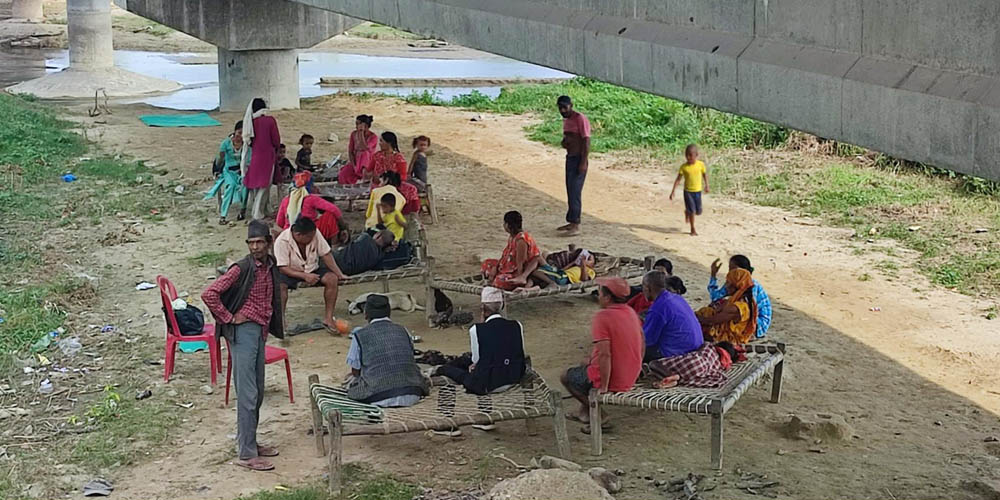 कञ्चनपुरको शुक्लाफाँटाका नागरीक दुई दशकदेखि राजमार्गको पुलमुनि बास