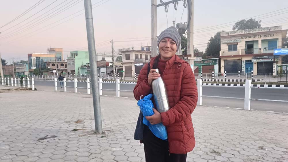 धनगढीमा चिया बेचेर पढाइ खर्च जुटाउदै पुष्पा