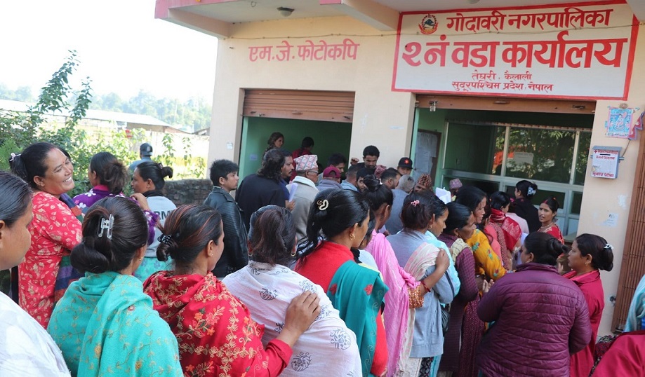 गोदावरी– २ द्धारा वडाबासीलाई प्याज र च्याउको विउ वितरण