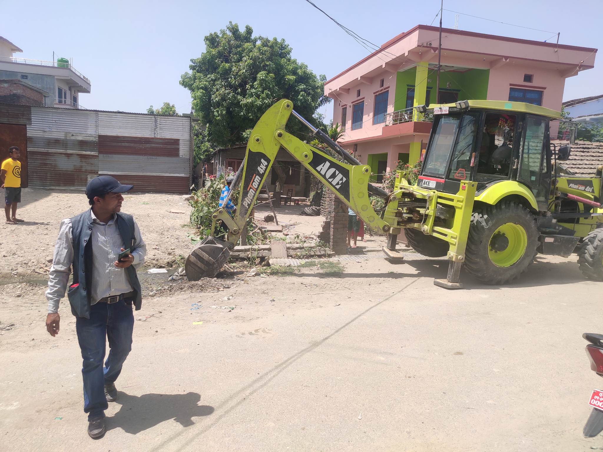 धनगढीका राज डुवान नियन्त्रण गर्न लागि पर्दै, बिशालनगरमा चल्यो डोजर