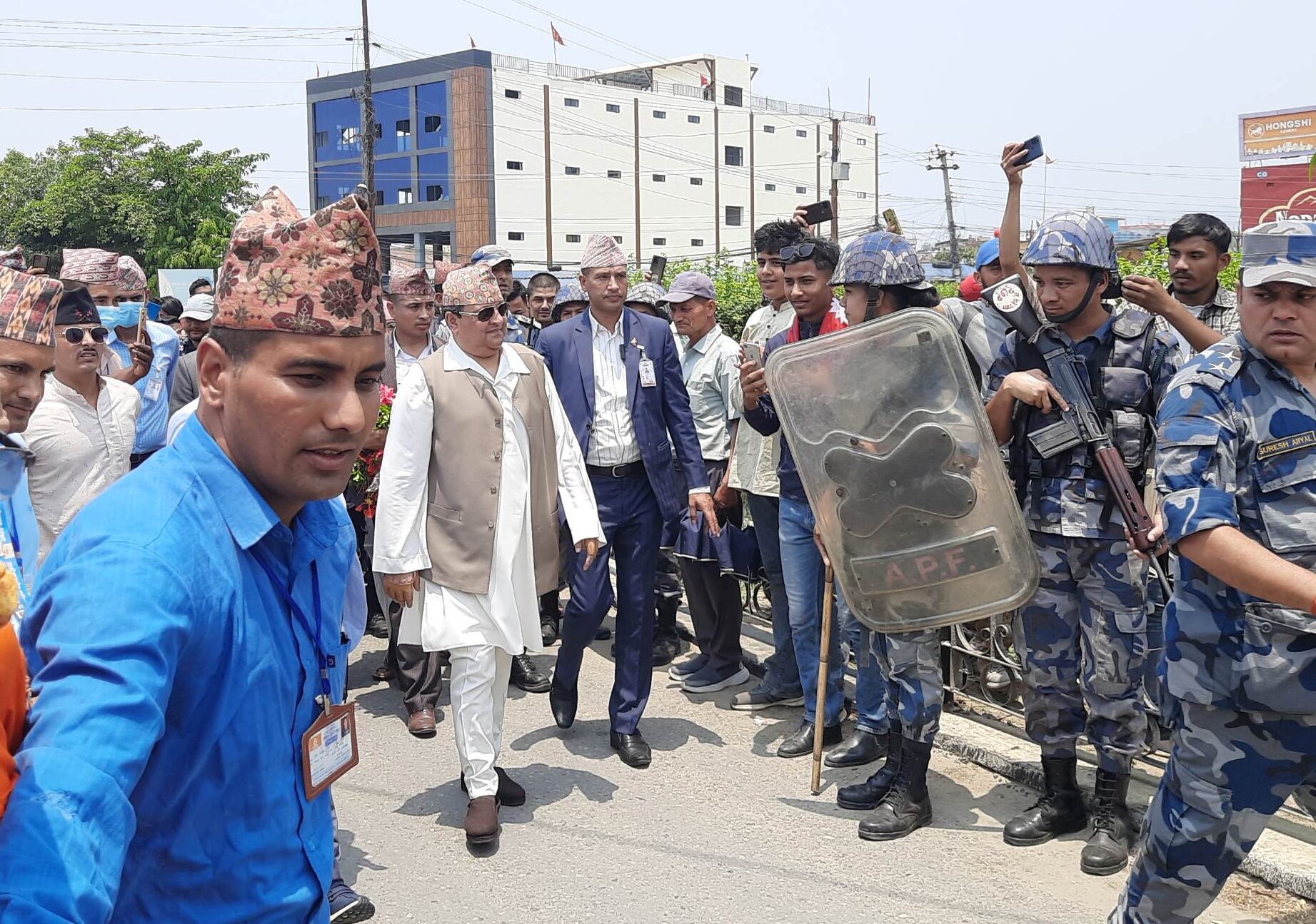 पुर्वराजा ज्ञानेद्र शाहद्धारा शालिकमा माल्यार्पण संगै अत्तरिया चोक परिक्रमा