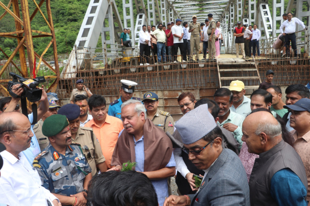 भारतीय राजदूत पुगे दार्चुला, निर्माणाधीन मोटरेबल पुलको अवलोकन