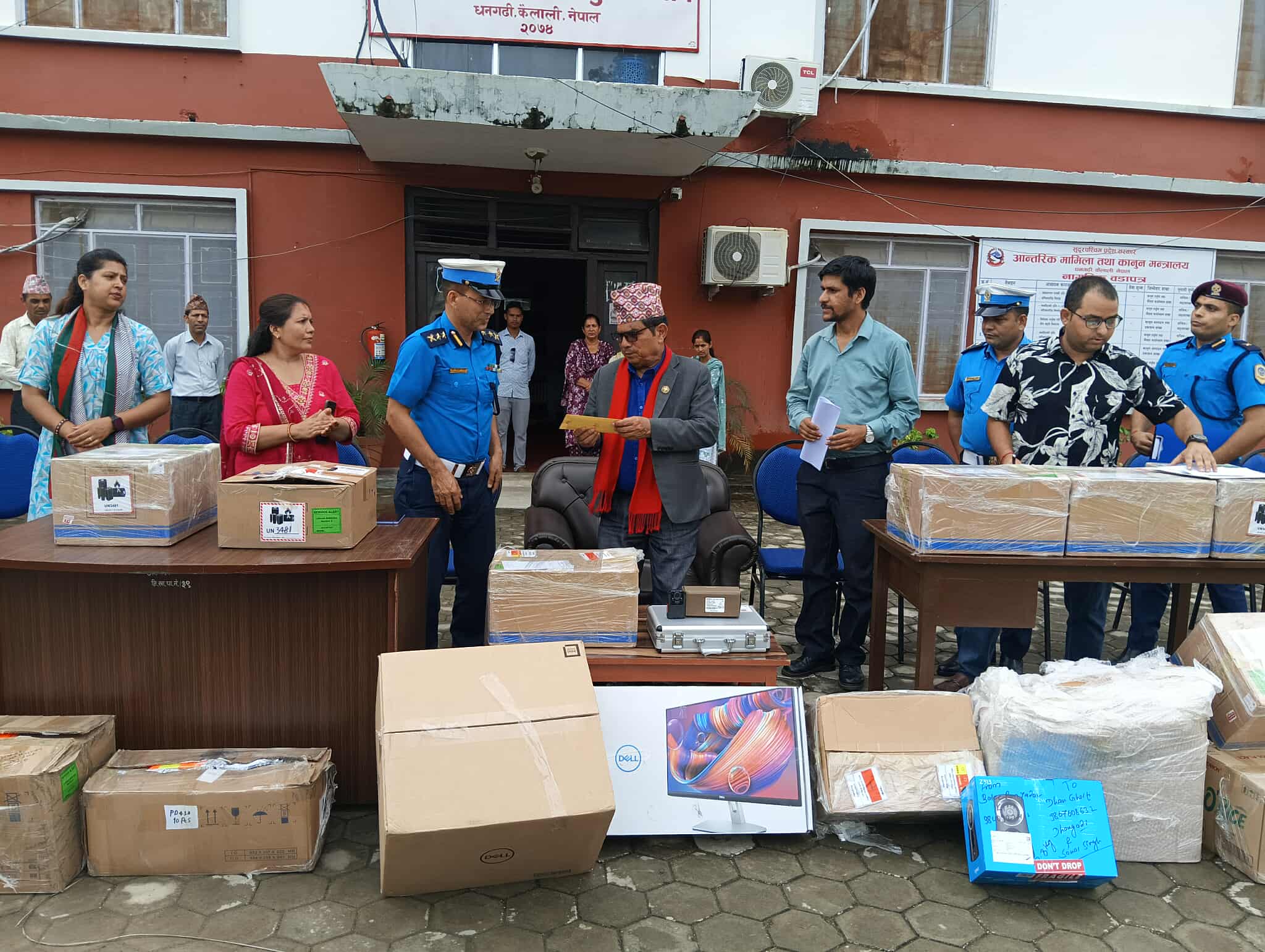 कानुन मन्त्रालयद्वारा ट्राफिक प्रहरीलाई ३० लाख बराबरको सामाग्री हस्तान्तरण