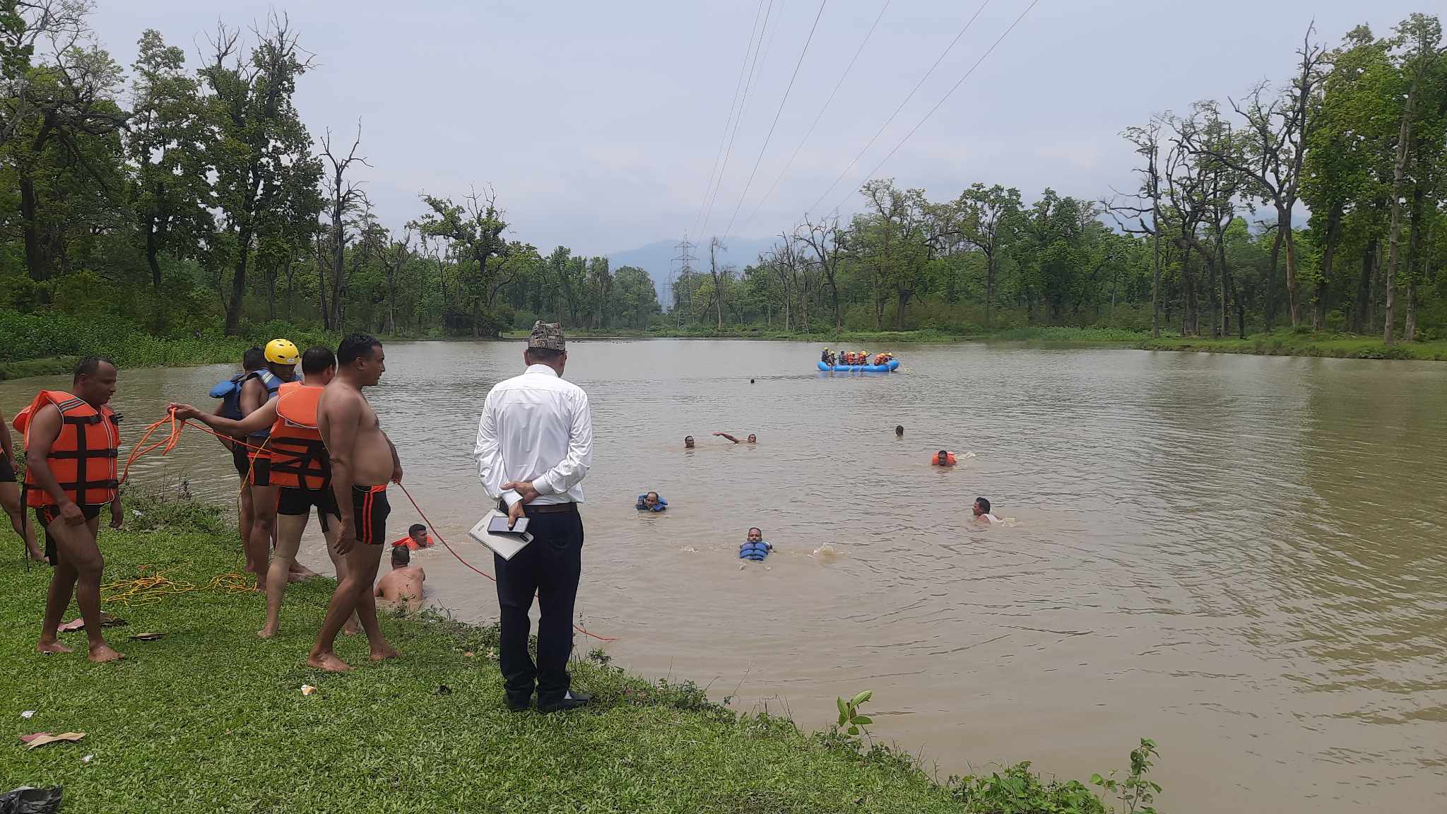 धनगढीका नगरप्रहरीलाई लामितालमा वाटर रेस्क्यु प्रशिक्षण गराइँदै