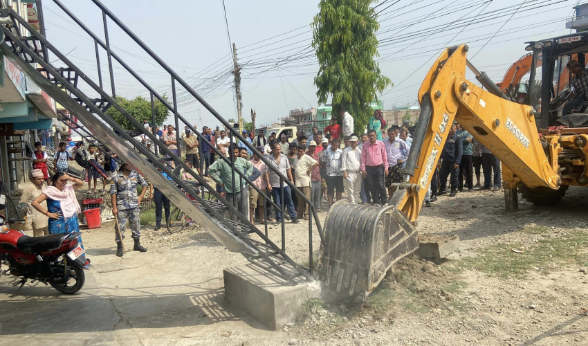 कञ्चनपुरमा महेन्द्र राजमार्गमा पर्ने संरचना खाली गरिदै