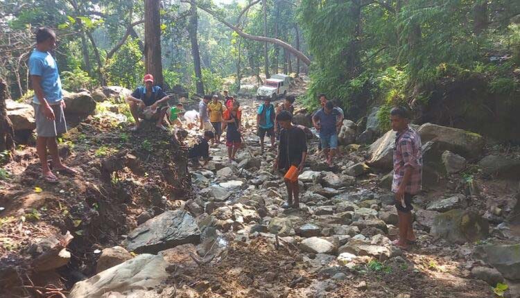 डडेल्धुरामा सडक खुलाउन श्रमदान गर्दै स्थानीय