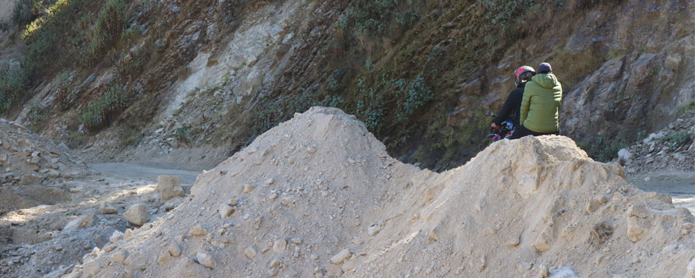 डडेल्धुराको भातकाँडा–बडाल–रेल सडकमा निर्माणमा बालुवाको सट्टा माटो प्रयोग