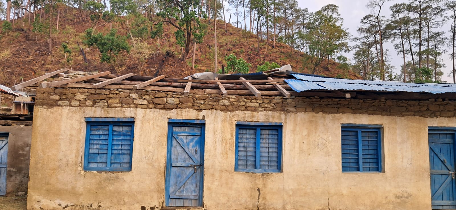 कैलालीको सल्लीमा उडायो हावाहुरीले विद्यालयको छानो, पठनपाठन समस्या