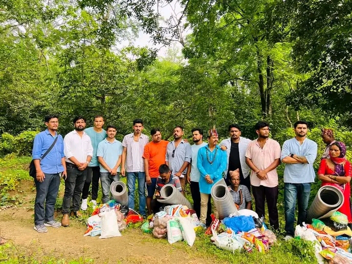 जंगलमा बसेका पहिरो पीडितलाई युवाहरुको सहयोग, सरकार अनुगमनका नाममा रमीते मात्रै बन्दै