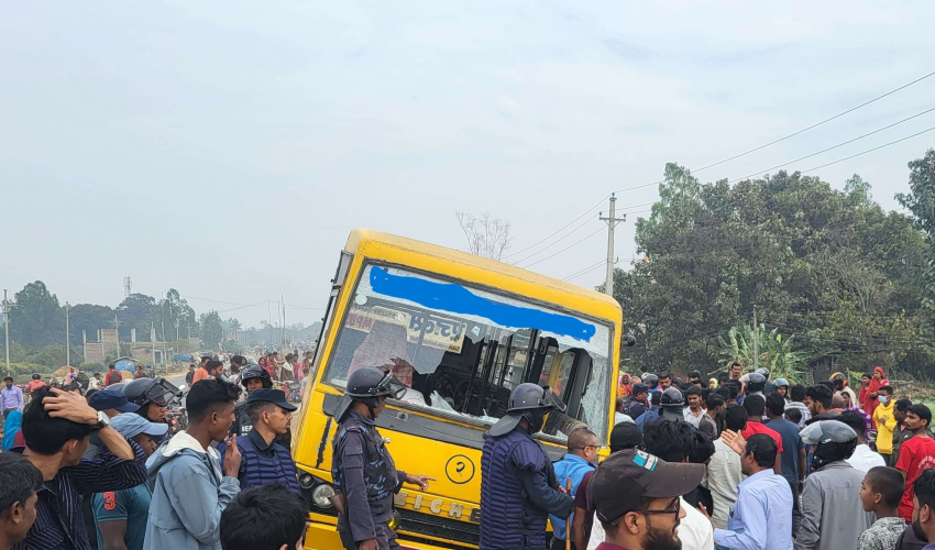 लम्कीमा स्कुल बसको ठक्करबाट एक जना गम्भीर घाइते