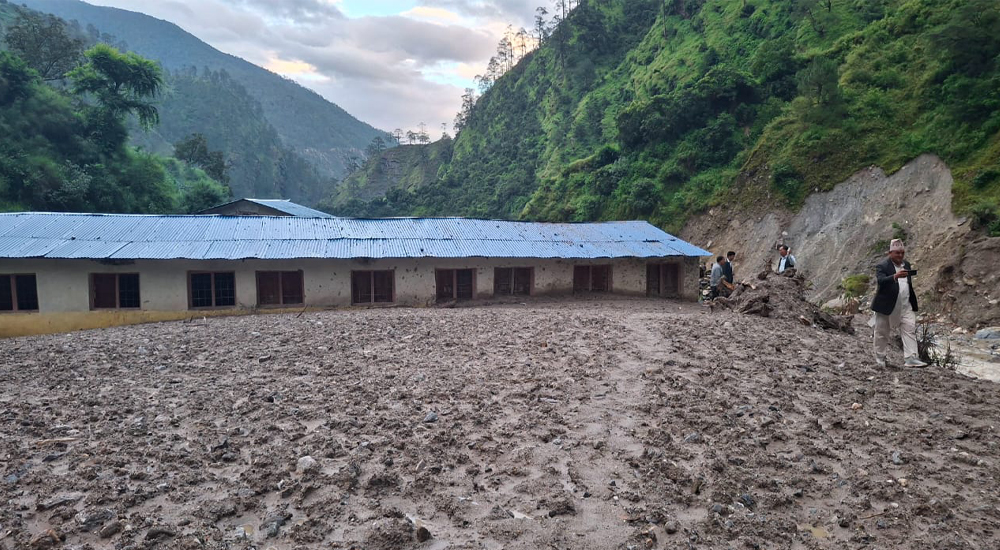 बाजुराको विच्छ्या माविमा खोला पसेपछि पठनपाठनमा समस्या