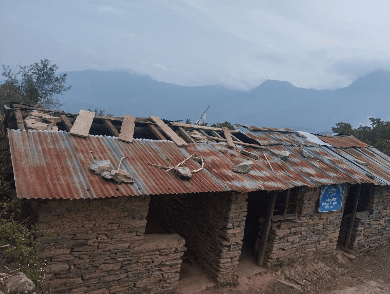 दार्चुलामा हावाले उडाएको विद्यालयको छानो मर्मत भएन
