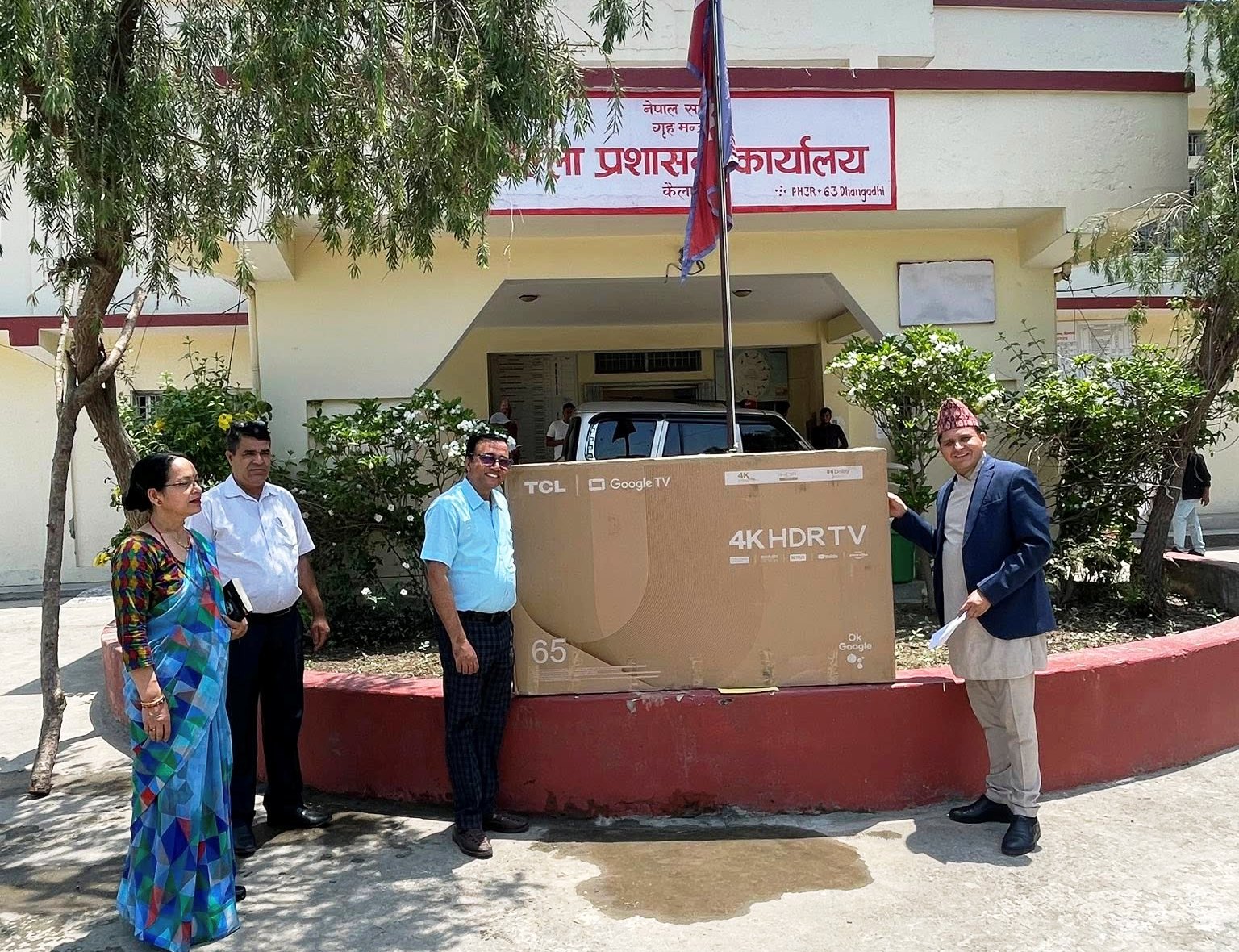 साइन नेपाल द्वारा प्रशासन कार्यालय कैलालीलाई एलइडी टिभी सहयोग