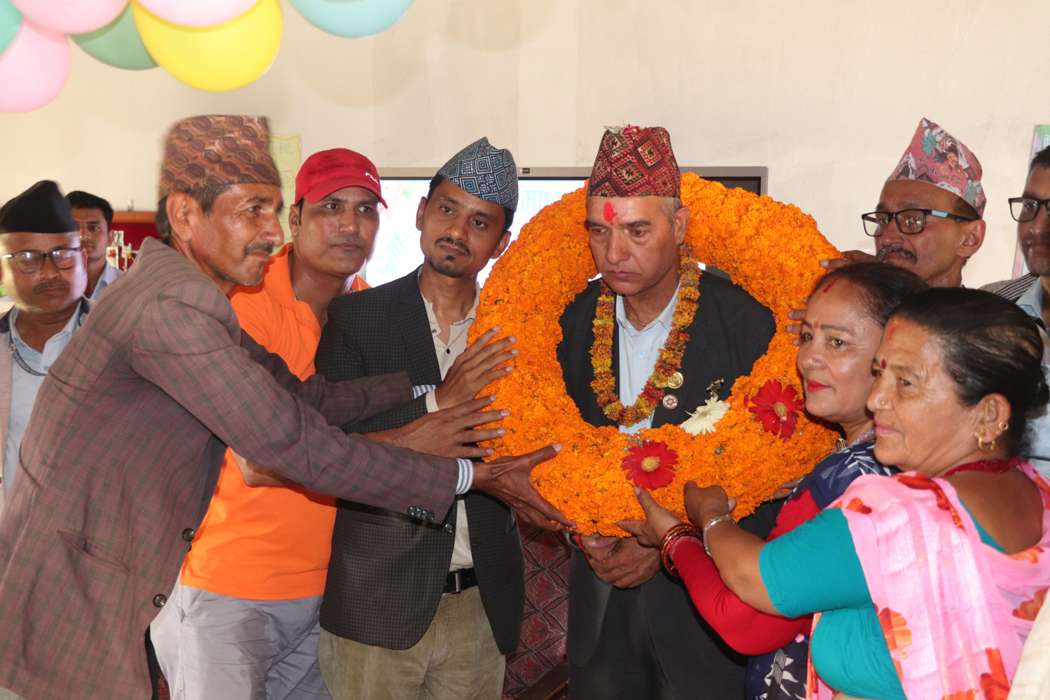 सेवानिवृत्त भएका दुर्गालक्ष्मीका प्रधानाध्यापक शिवराज जोशीको भव्य बिदाइ