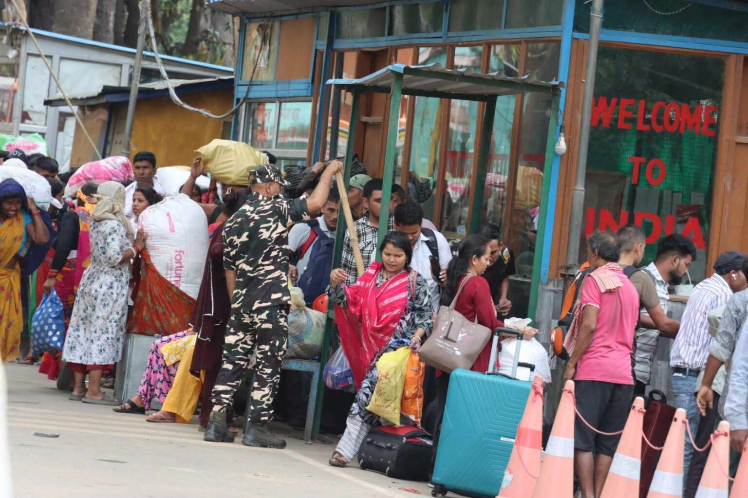 भारतबाट फर्किने नेपालीसँग भारतीय सुरक्षाकर्मीले पैसा असुली गर्ने गरेको आरोप
