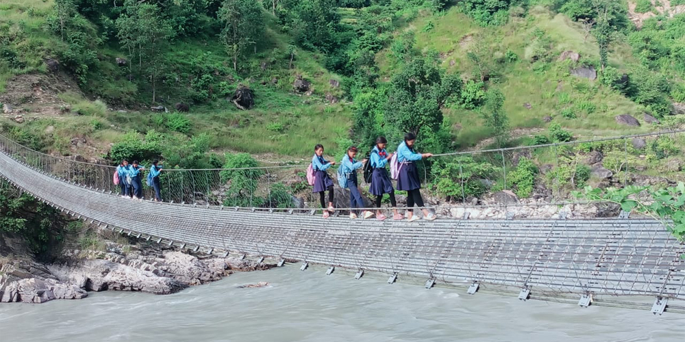 अछाममा देवता रिसाउने डरले जीर्ण पुलबाटै जोखिमपूर्ण यात्रा गर्न बाध्य