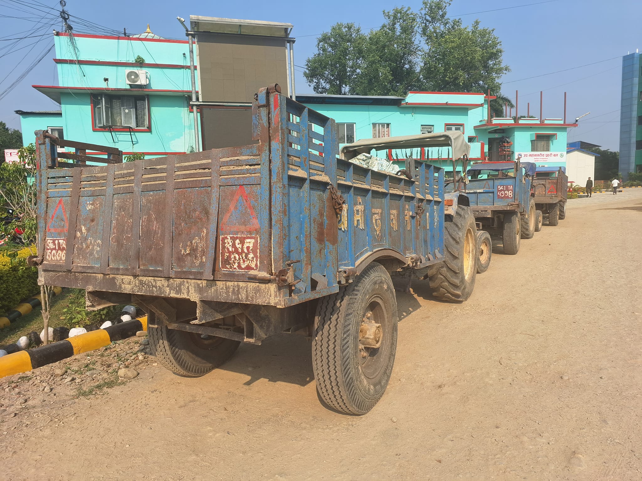 रोयल्टी नतीरी बालुवा तस्कर गर्ने ४ ट्याक्टर धनगढी उपमहानगरको नियन्त्रणमा