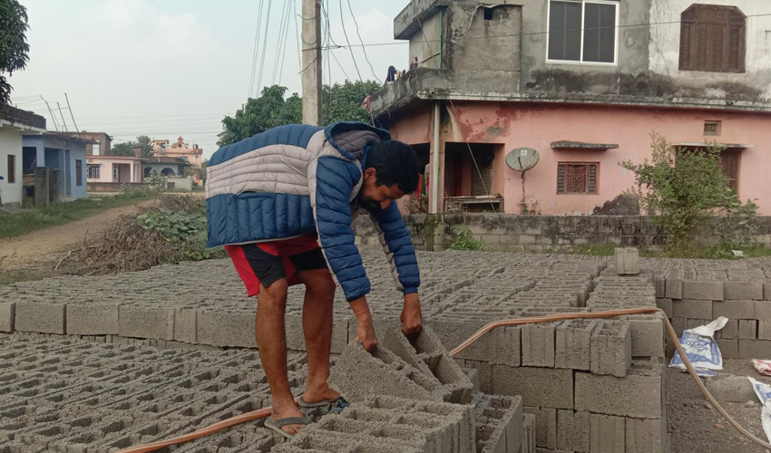 इन्जिनियरिङ छोडेर ब्लक उद्योगमा रमाउँदै नेता दम्पतीका छोरा