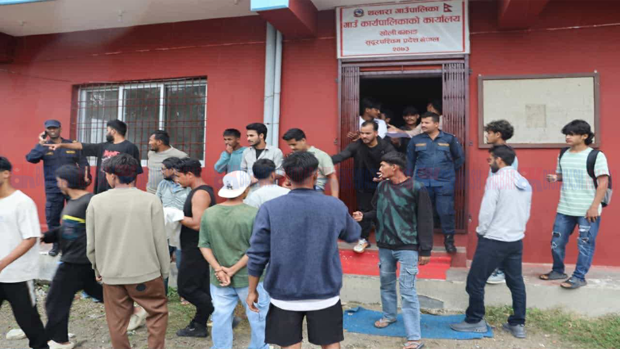 सडकको माग गर्दै बझाङको थलारा गाउँपालिकामा तोडफोड सहित ताला