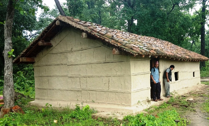 कन्चनपुरमा थारु समुदायका परम्परागत घर विस्थापित हुँदै