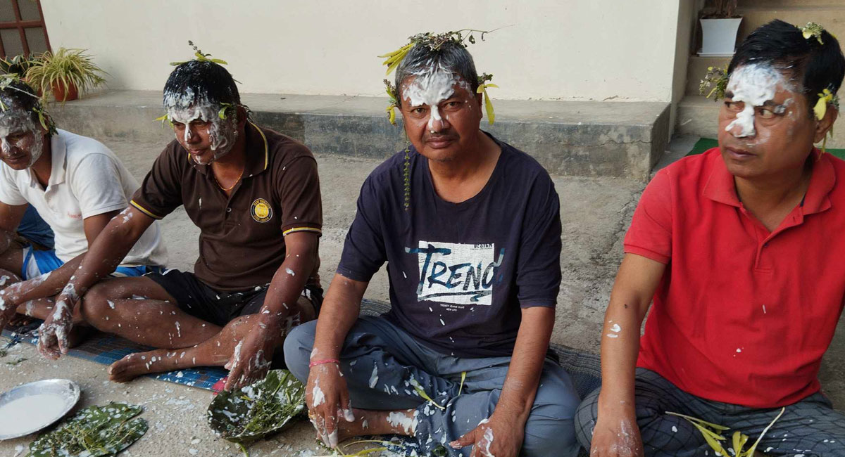 थारू समुदायको दसैं , सेतो टीका लगाएर मनाइयो