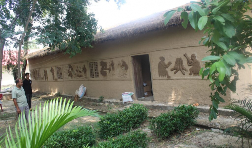 हराउँदै थारु समुदायको परम्परागत घर
