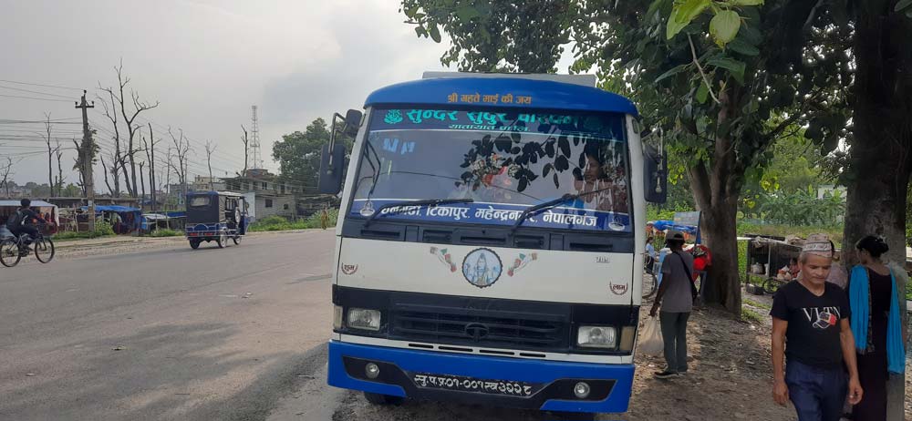 टीकापुर–धनगढी चल्ने सवारीधनीले तोकेको भन्दा बढी भाडा असुस्दै