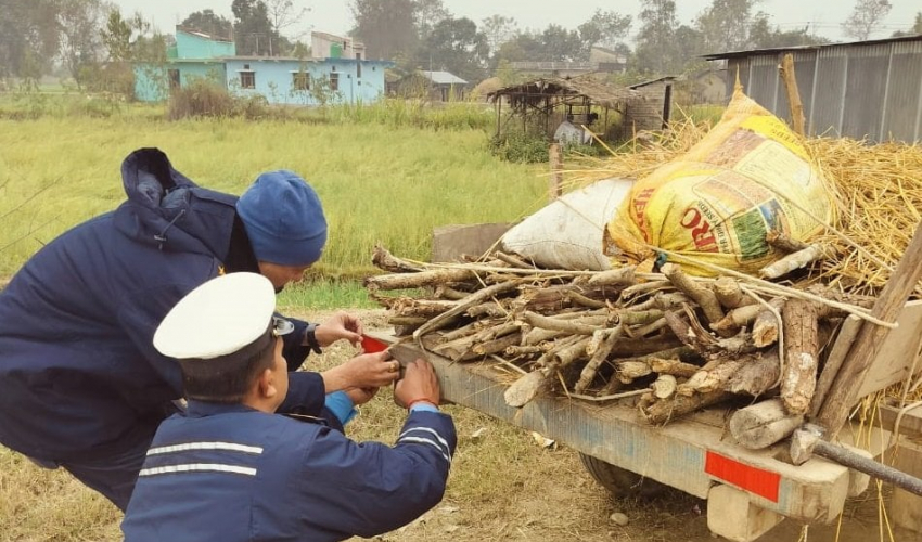 कैलालीमा ट्राफिक प्रहरीले थाल्यो स्टिकर टाँस्ने अभियान