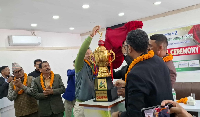 विद्यालयस्तरीय क्रिकेट प्रतियोगिता राइजिङ स्टार प्रिमियर लिगको ट्रफी सार्वजनिक