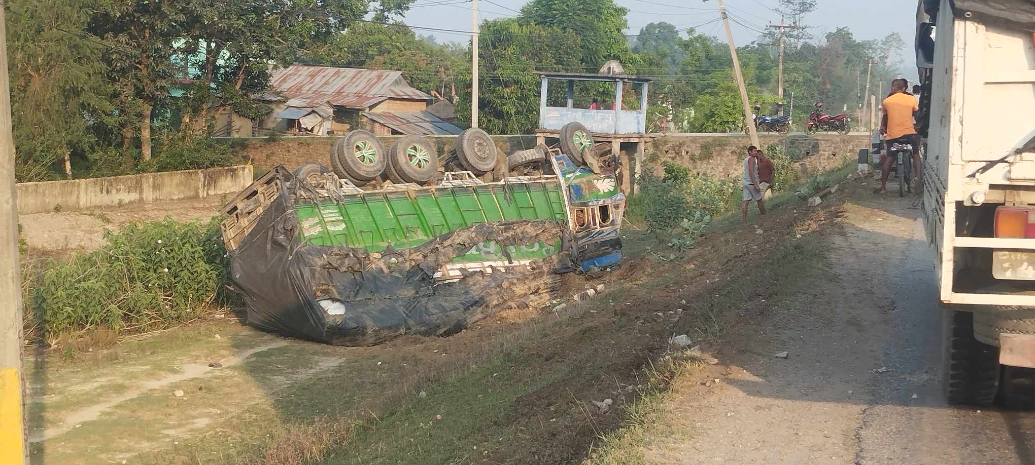 कैलालीको घोडाघोडी नजिकै ट्रक दुर्घटना
