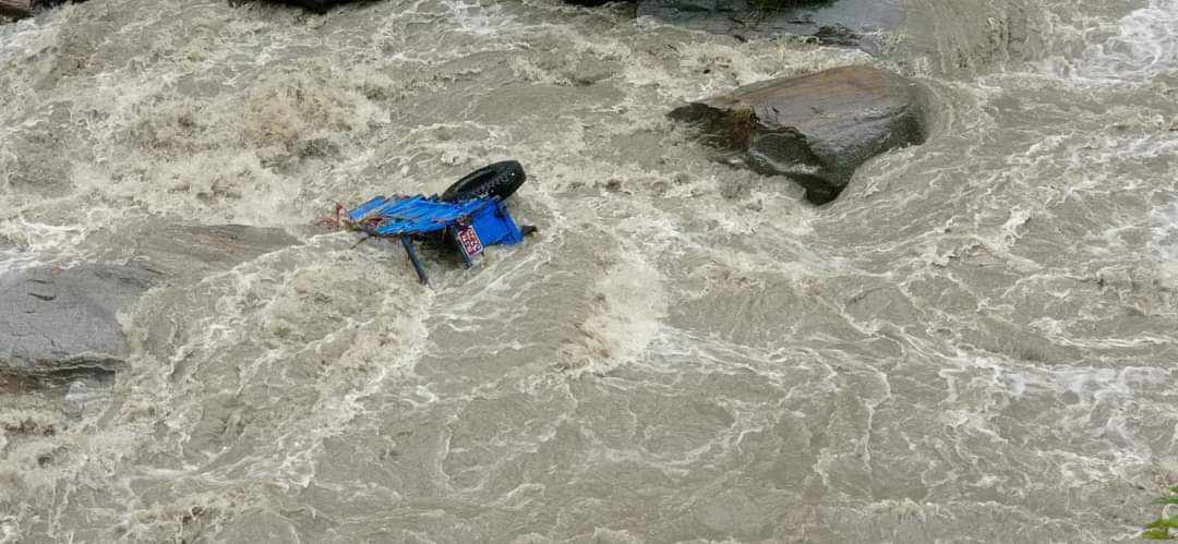 बाजुराको बाउली खोलाले ट्याक्टर बगायो, चालक बेपत्ता