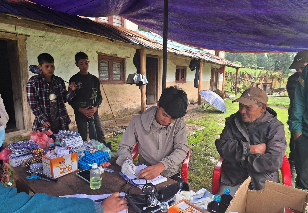 कैलालीको टीकापुरका गाउँगाउँमा एकीकृत जनस्वास्थ्य अभियान