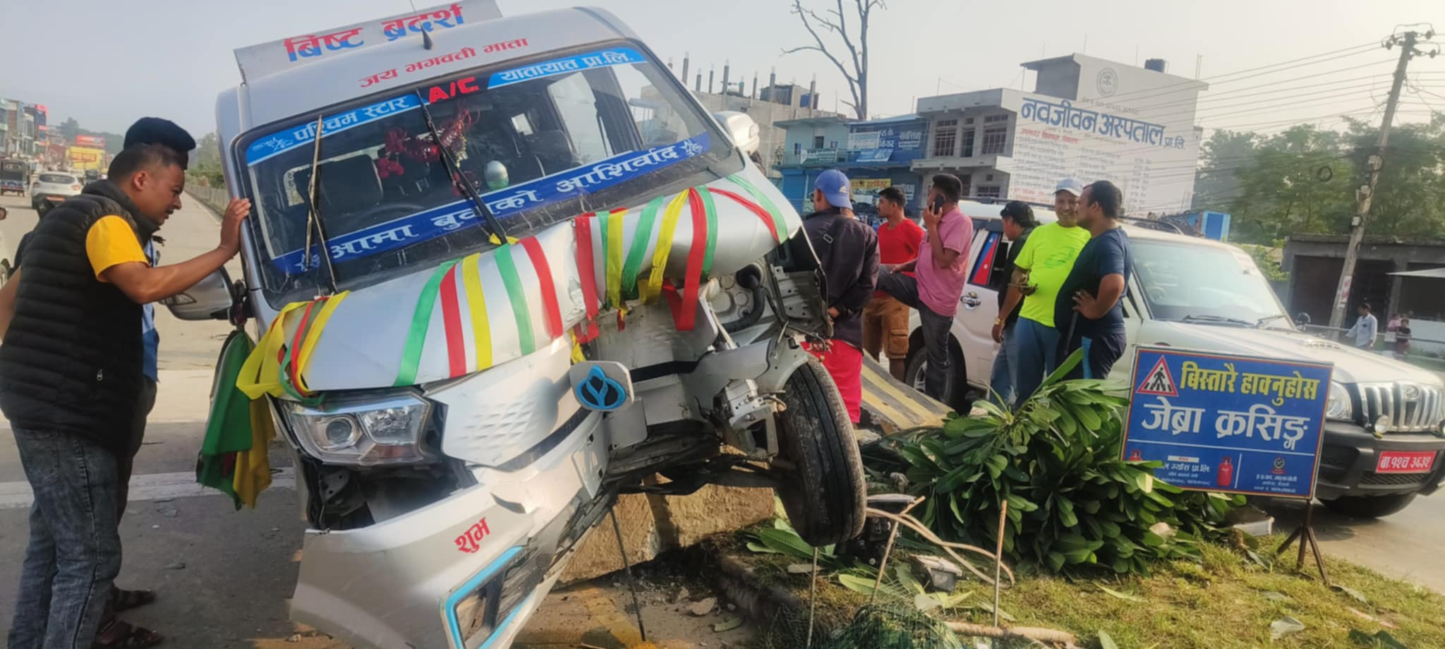 अत्तरियामा डिभाइडरमा ठोक्किएर हाइस दुर्घटना