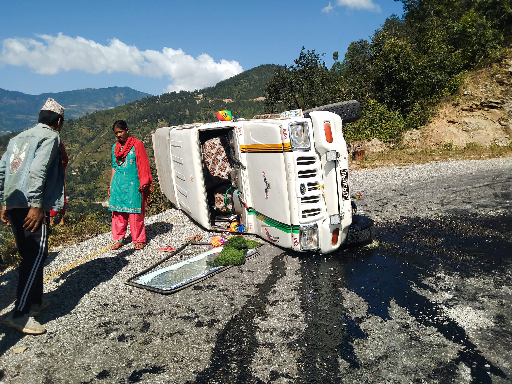 डोटीको पानिखालमा जीप दुर्घटना