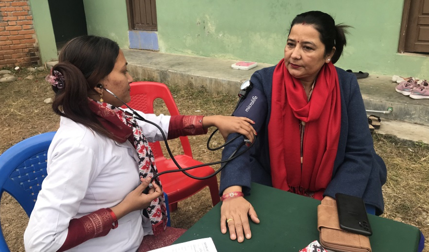 बाजुराको हिमाली गाउँपालिकामा खुलाचौरमा स्वास्थ्योपचार